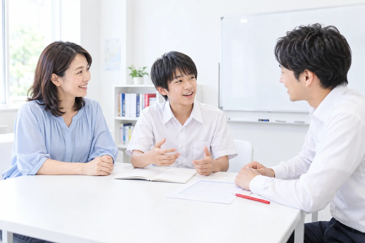 保護者と生徒が学習について相談するイメージ