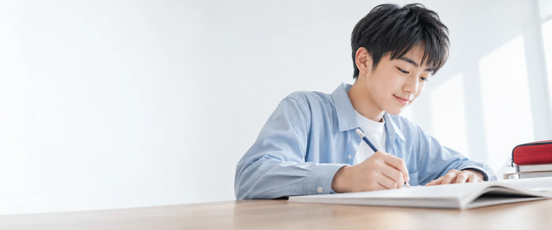 自分で問題を解き、ノートに向かう生徒を机の高さから見たイメージ